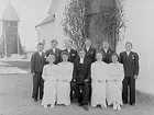 Mullhyttans kyrka i bakgrunden.
Konfirmander, 4 flickor, 6 pojkar och pastor B. Eriksson.