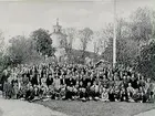 Folkskolans 100 års jubileum vid Tysslinge kyrka. Skolelever, föräldrar, prästen och lärare.