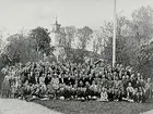 Folkskolans 100 års jubileum vid Tysslinge kyrka. Skolelever, föräldrar, prästen och lärare.