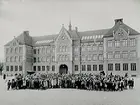 Vasaskolan, trevånings skolbyggnad.
Skolbarn och föräldrar på skolgården.
Folkskolans 100 års jubileum.