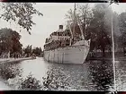 Ångfartyget Örebro III vid slussen på ingående till hamnen.