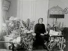 Fru Anna Johanssons 50 årsdag.
Rumsinteriör, en kvinna.