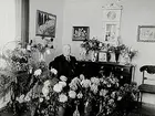 Stationsförman A.P Rehns 80 årsdag.
Rumsinteriör, en man.