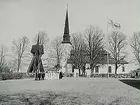 Pastor Persson med konfirmander på väg till Glanshammars kyrkan.