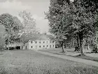 Tvåvånings bostadshus.
Skogaholms herrgårdsflygel.