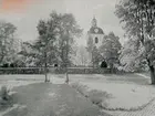 Ramsbergs kyrka från prästgårdstrappan och jättestenarna.