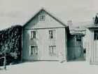 Tvåvånings bostadshus med trapphus. Revs 1944.
Bilden tagen från Jakobsgatan.
Beställare: fru Östergren, Norrgatan 18, Örebro.