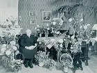 Fru Anna Buréns 75 årsdag.
Rumsinteriör, en kvinna.