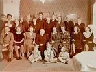 Fru Anna Buréns 75 årsdag.
Rumsinteriör, släktgrupp, 24 personer.