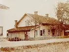 En och en halvvånings bostadshus, gamla sparbankshuset, Örebro Sparbank, filialen i Nysund.