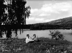 Två män vid en sjö.
Beställare: Fru Vennerlund, Restalundsvägen 33, Örebro.