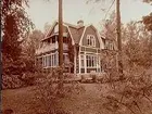 Villa Tyrishäll. Envånings trävilla med inredd vind och brutet tak, 3 takkupor, en frontéspis, burspråk, glasveranda, balkong. Redaktör Elof Ljunggren.