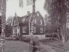 Villa Tyrishäll. Envånings trävilla med inredd vind och brutet tak, 3 takkupor, en frontéspis, burspråk, glasveranda, balkong. Redaktör Elof Ljunggren.