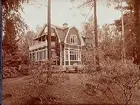 Villa Tyrishäll. Envånings trävilla med inredd vind och brutet tak, 3 takkupor, en frontéspis, burspråk, glasveranda, balkong. Redaktör Elof Ljunggren.