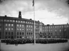 Engelbrektsskolan, femvånings folkskolebyggnad.
Skolbarn och föräldrar på skolgården.
Folkskolans 100 årsjubileum.