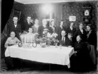 Rumsinteriör, släktgrupp 14 personer.
Vilhelm Skölds 50-årsdag.