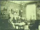 Interiör från ett hem, två kvinnor