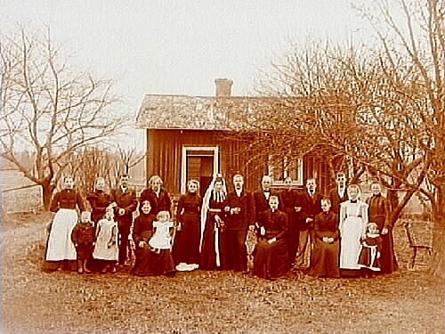 Bröllop. 20 personer.
Bostadshus, enkelstuga.
Carl From.
Brudparet heter Erik och Augusta Granberg (De bodde i Granbergsdal, Almby socken fram till 1922 och sen på Hagvägen 24, Almby).