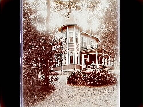 Adolfsberg, Örebro
Tvåvånings sekelskiftes villa i trä, med torn, 2 personer.
Byggmästare P. Eriksson.
Villa Solbaka, låg vid Vårby gränd, Brunnsgärdet. Den revs under 1970-talet i samband med Brunnsgärdets tillkomst.