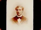 En man, bröstbild.
Axel Konrad Karlsson
(Axel Conrad Karlsson, Sams bror, bodde 1900 i Ulriksberg. Flyttade sen till USA).