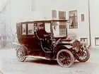 Droskbil av märket Vabis T46.
Automobilförare G.F. Backe. 
Bilen är en Vabis med registreringsnummer T46. Den registrerades 10:e november 1910 och ägdes av chaufför G.F. Backe.