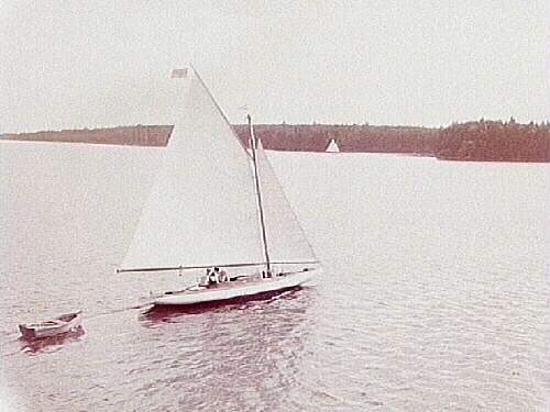 Segelsällskapet Hjälmaren.
Segelbåten 'Borghild' med jolle.