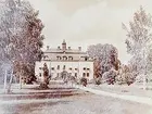 Esplunda slott, tvåvånings stenbyggnad med valmat tak, ett litet torn på taket.
Greve Axel Mörner