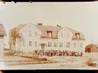 Rynningeskolan, skolbyggnad. Skolbarn på skolgården.
Folkskollärare Nystedt.