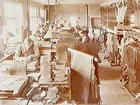 AB Skofabriken Kronan, fabriksinteriör, tillskärning av ovanlädret, 10 tillskärare.