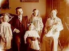 Rumsinteriör, familj 6 personer. 
Pastor Oskar Hultkrantz med hustrun Sofia Hultkrantz och barnen: pojken Bertil Hultkrantz (född 3 mars 1916) och flickorna Astrid Hultkrantz, Gunhild Hultkrantz och Elsa Hultkrantz. Elsa dog i spanskan.
Fotot är taget i april 1916.