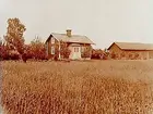 Envånings bostadshus, ekonomibyggnad.
En äldre man framför huset.
Gustaf Eriksson.