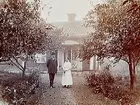 Envånings bostadshus.
2 personer framför huset.
Karl Rosén.