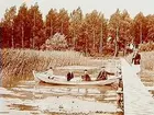 Sommarbilder. Sommarnöje, 4 män i båten, en kvinna på bryggan.
Verkmästare C.E. Hag, Fabriksgatan 44, Örebro.