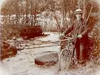 En man med cykel vid bäcken.
Förman Severin Nilsson
Västå, Åbacken 2, Örebro.