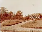 Höglunda herrgård, Latorps Bruk.
Tvåvånings herrgårdsbyggnad med frontespis och veranda, brutet tak, fönsterluckor på nedre botten. Huset och trädgården.
Grevinnan M. Hamilton