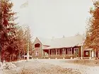 Vasakyrkans sommarhem i Adolfsberg.
Vinkelbyggd en och en halvvånings träbyggnad.