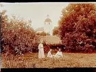 Tre kvinnor på gräsmattan.
Fröken Ester Karlsson
Stora Mellösa kyrka i bakgrunden.
Beställningsnr. SM-117.