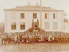 Garphyttans skola, tvåvånings skolbyggnad.
Invigningen av nya skolan.
Skolbarn och vuxna framför skolbyggnaden.