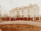 Tvåvånings bostadshus i trä, 3 vindkupor.
Grupp 96 personer framför huset.

August Sätterqvist (Zätterqvist)