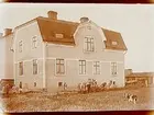 Envånings vinkelbyggt bostadshus med inredd vind, frontespis och brutet tak, nio barn framför huset.
E. Eriksson
Näsbylund nr.10, Läppö, Örebro