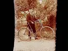 En man med cykel.
David Bergström