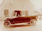 Öppen automobil av märket Ender.
Andrew Jonsson. 
Bilen på bilden är en ovanlig amerikansk bil av fabrikat Enger, tillverkad cirka 1916.
Samma bil kan ses på bild OLM-Nr.6766.B-1.
