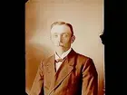 En man, bröstbild.
Till familjetavlan.
Gustaf Jonsson