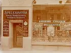 Bröderna Carlssons Speceriaffär, exteriör, skyltfönster.