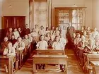 Stora Mellösa skola, klassrumsinteriör, 35 skolbarn med lärare I. Helén.