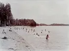 Egeby och Usta skolbarn på utflykt till Ön Fåran.
Badande skolbarn i Hjälmaren.