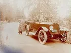 Fem män i en öppen automobil med Nr. T1569.
Grosshandlare Uno Bergvall. 
Bilen är en amerikansk 23 hästkrafters Velie och den registrerades den 1:e juni 1922 på reg.nummer T1569 och ägdes av grosshandlare Uno Bergvall i Örebro.