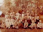 Fiskinge skola, 27 skolbarn med lärarinnan Thora Pettersson.