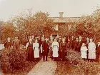 Tvåvånings bostadshus, enkelstuga.
Jubileraren och hans gäster framför huset.
Skräddare Johan Jonsson på 90 årsdagen.