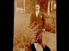 En man i trädgården.
Erik Israelsson